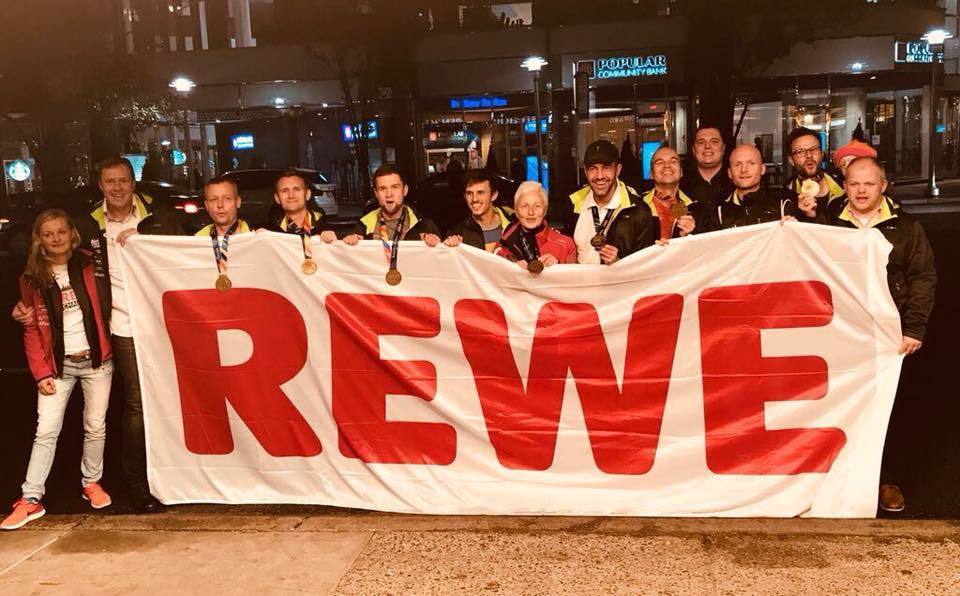 Mission New York, Laufszene Sachsen, New York City, New York City Marathon, Video, Laufen, Joggen, Marathon, Rewe, Rewe Challenge, Rewe Team Challenge, Sport, Dresden Fernsehen, Sachsen Fernsehen, Sophia Matthes, Kristian Kaiser, Reinhardt Schmidt, Stefan Köckeritz, Rocco Haase, Michael Günther, Kerstin Helm, Rica Gottwald, Antje Wensel, Ferdinand Gerstetter, Henning Schulze, Dirk Ritscher, Felix Förster, Irmtraut Windisch, Dresden, Sachsen, Challenge, René Flämmig, Lars Jenichen, Ivette Bauer