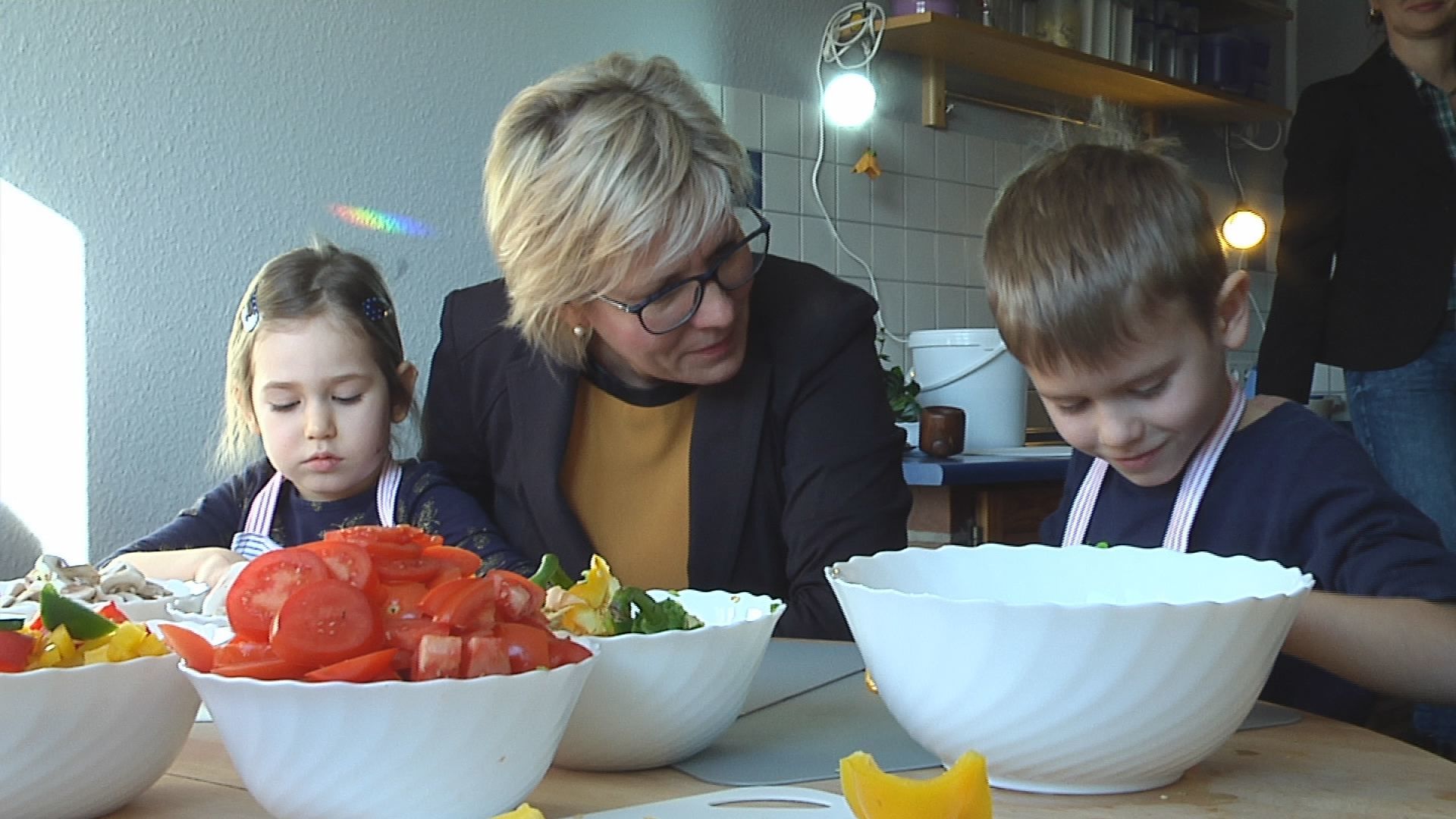 Sachsens Staatsministerin Barbara Kletsch beim kochen in der Kita kreaktiv in Dresden Nickern