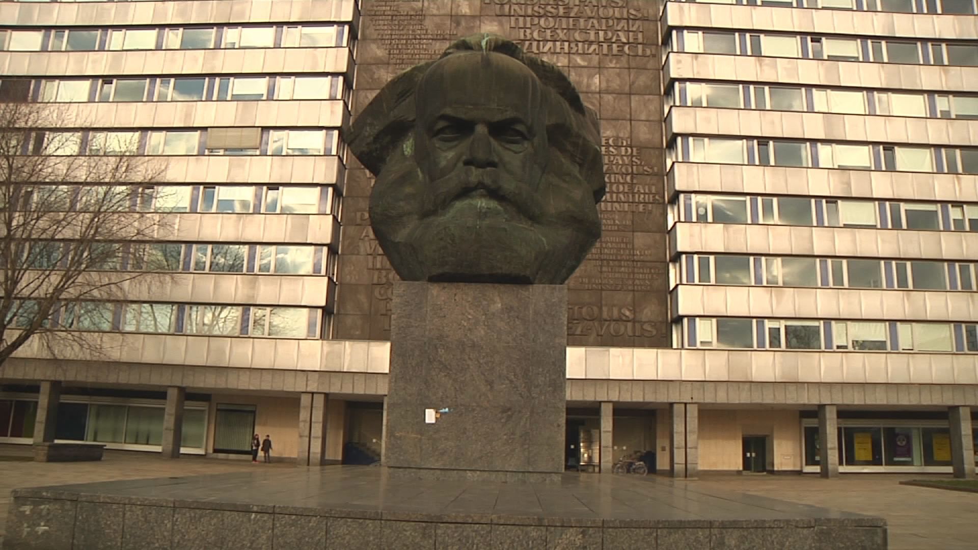 Lichtaktion am Karl-Marx-Monument für Autobranche in Sachsen