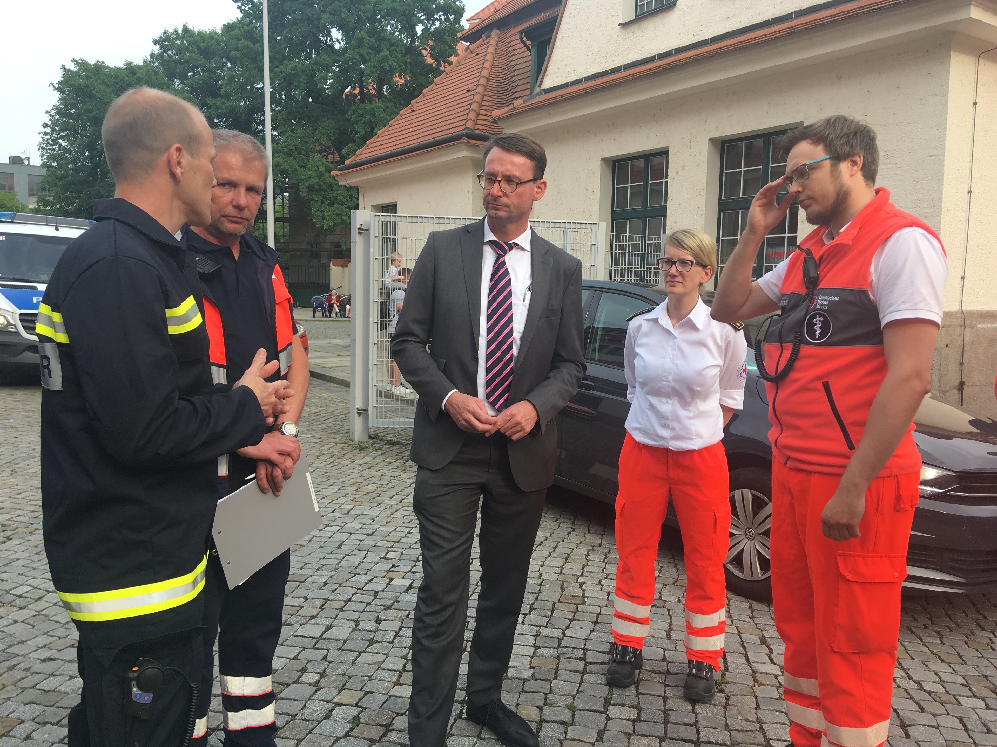 Innenminister Roland Wöller hört sich die Situation der Rettungskräfte vor Ort an