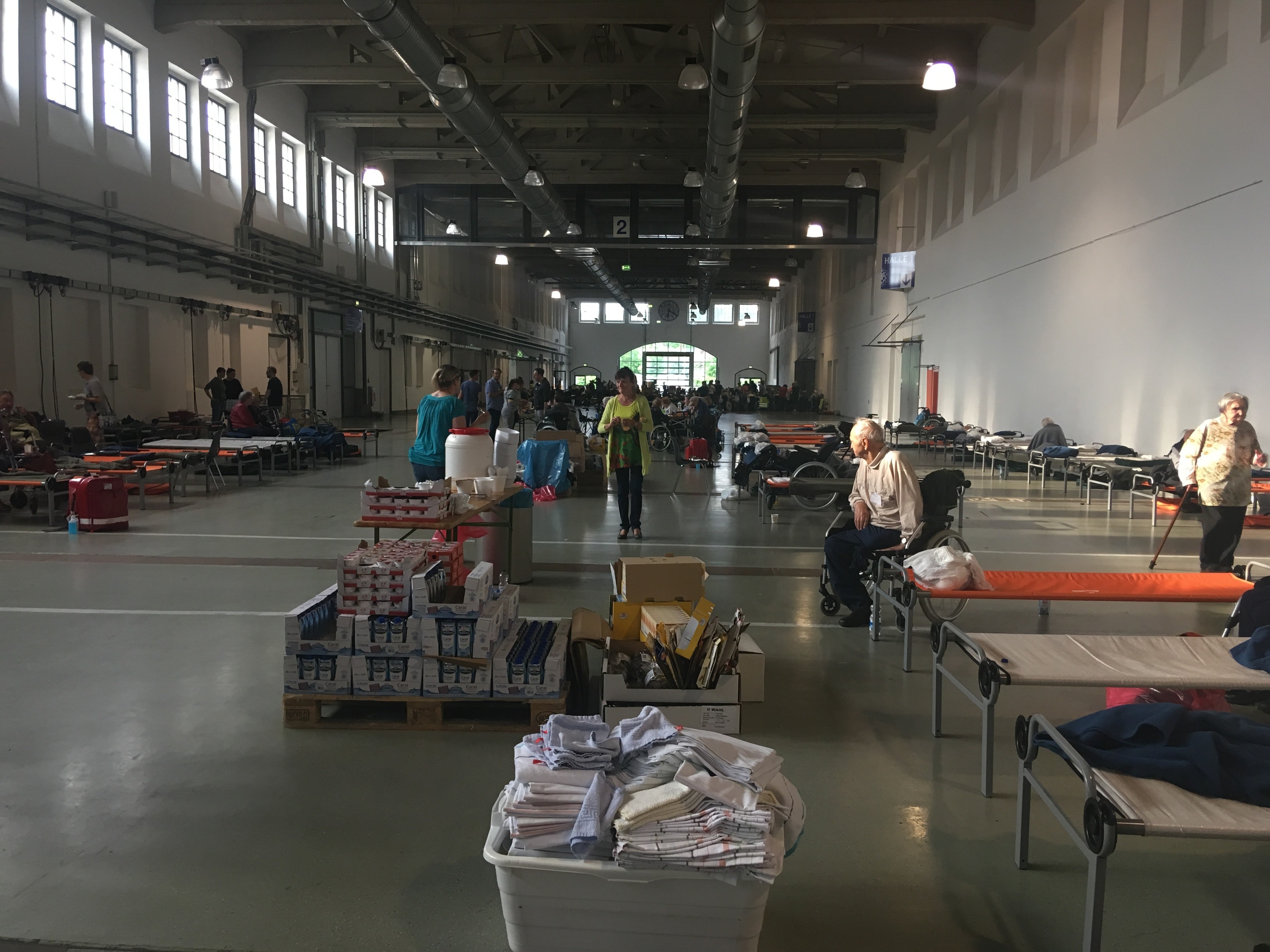 Blick in die Notunterkunft in der Messe Dresden GmbH