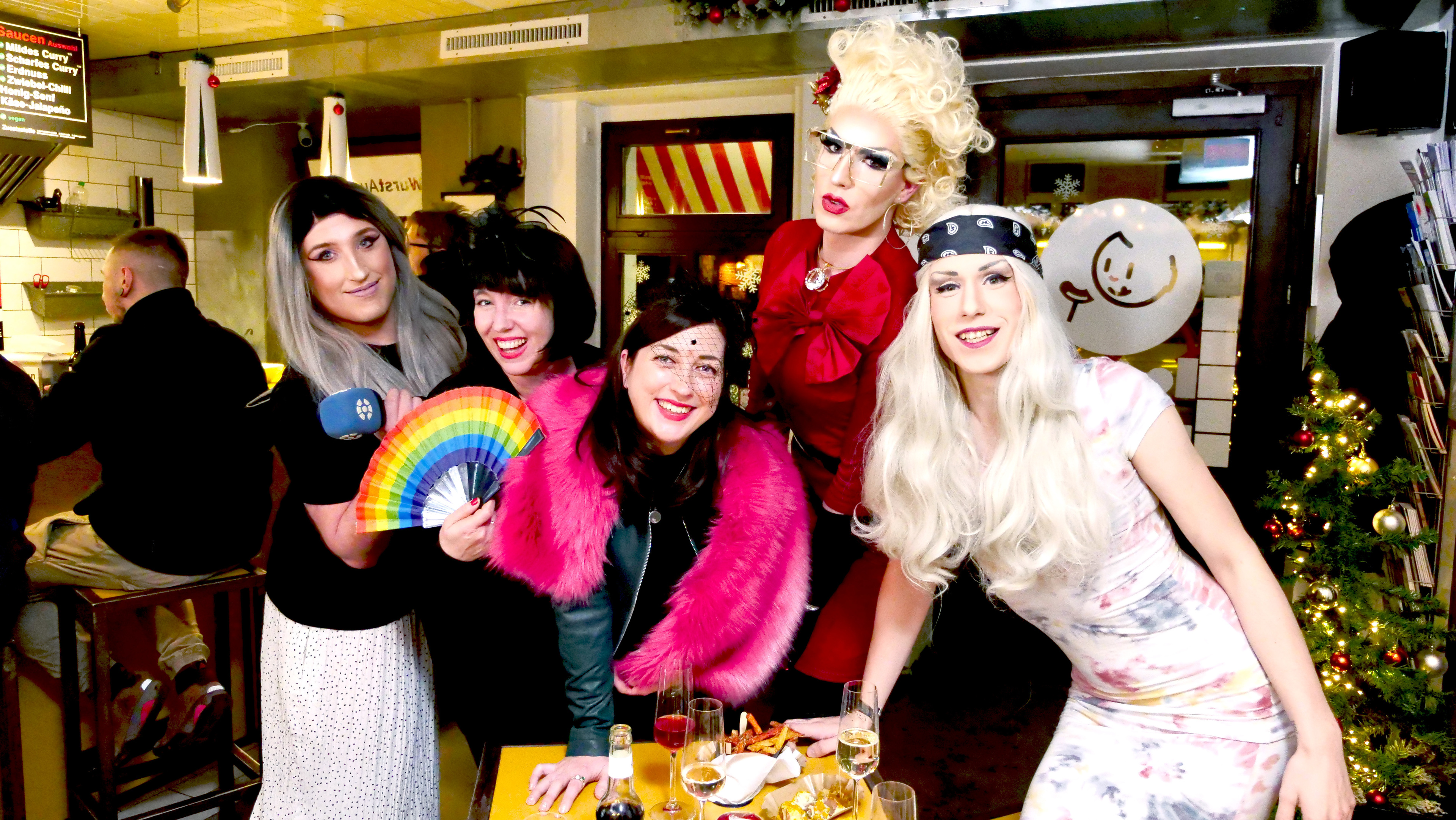 Dresden, Nachtschicht, Drag, Dragqueen, Queen of Drag, Queen of Drags, Lara Liqueur, Janee Melon, Dr. Ashley Good, Susanne Meyer-Götz, Sophia Matthes, TV, Video, Talk, Sendung, Mediathek, Sachsen, Sachsen Fernsehen, Dresden Fernsehen, Curry & Co., Currywurst, Essen, Ausgehen, Neustadt, Dresdner Neustadt, Curry und Co.