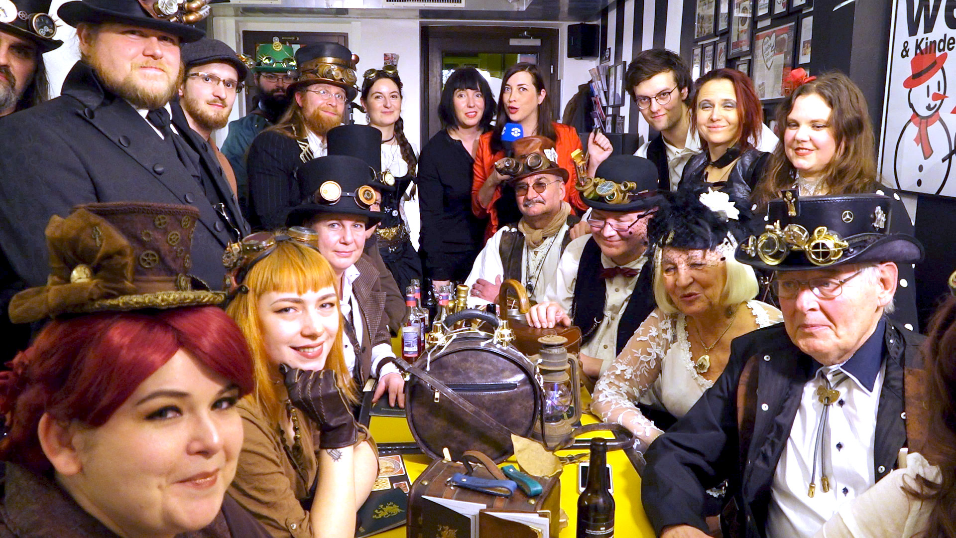Dresden, Nachtschicht, Steampunk, Dresdner Neustadt, Curry und Co., Sophia Matthes, Susanne Meyer-Göt,z Simone Meyer-Götz, Talk, TV, Video, Sendung, Zahnrad, Mit Zahnrad und Zylinder, Zylinder, Steampunk Meißen, Steampunker, Jessnes, Musik, Folk, Band, Zahnrad, Zeitreise, Zeit, Sachsen, Chemnitz, Leipzig, Meißen, Festival