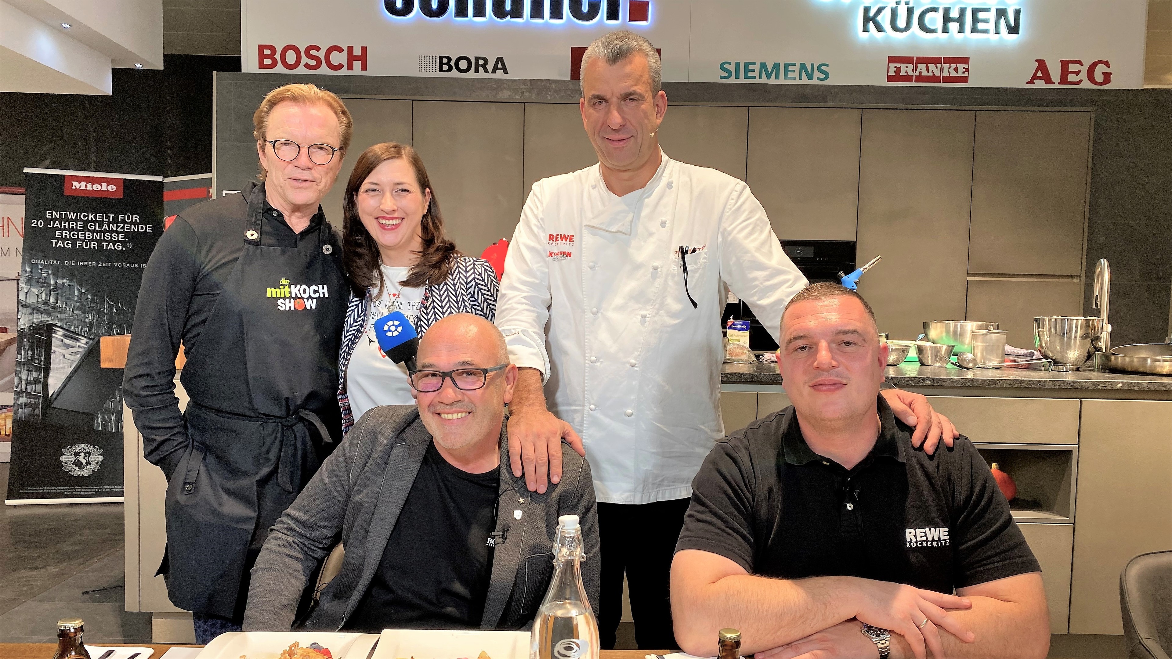 Wolfgang Lippert, Mitkoch-Show, Mitkochshow, Gerd Kastenmeier, Dirk Hähnchen, Stefan Köckeritz, Sophia Matthes, Kochshow, Kochen, Jury, Sachsen Fernsehen, Dresden Fernsehen, Leipzig Fernsehen, Chemnitz Fernsehen, Rezepte, neue Staffel, Bewerben, Preise, TV, Rewe, Küchenzentrum Dresden, Nachkochen, Rezept downloaden