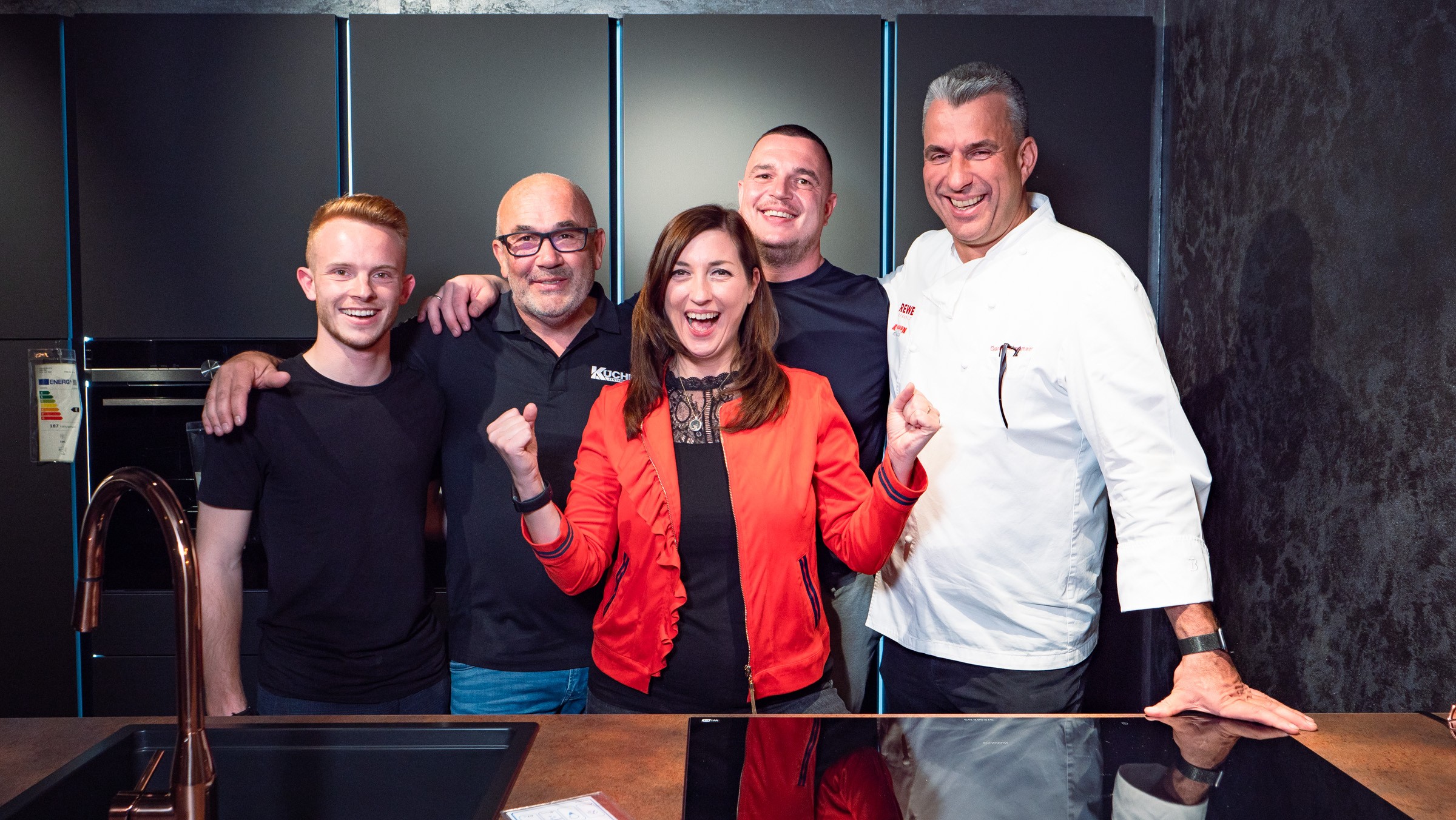 Jonas Greif, Rennsport, Mitkoch, Mitkochshow, Mitkoch-Show, Sachsen, Gerd Kastenmeier, Kochduell, TV, Sendung, Kochsendung, Küchenzentrum Dresden, Dirk Hähnchen, Rewe Köckeritz, Stefan Köckeritz, Sophia Matthes, Sachsen Fernsehen, Kochen, Rezepte