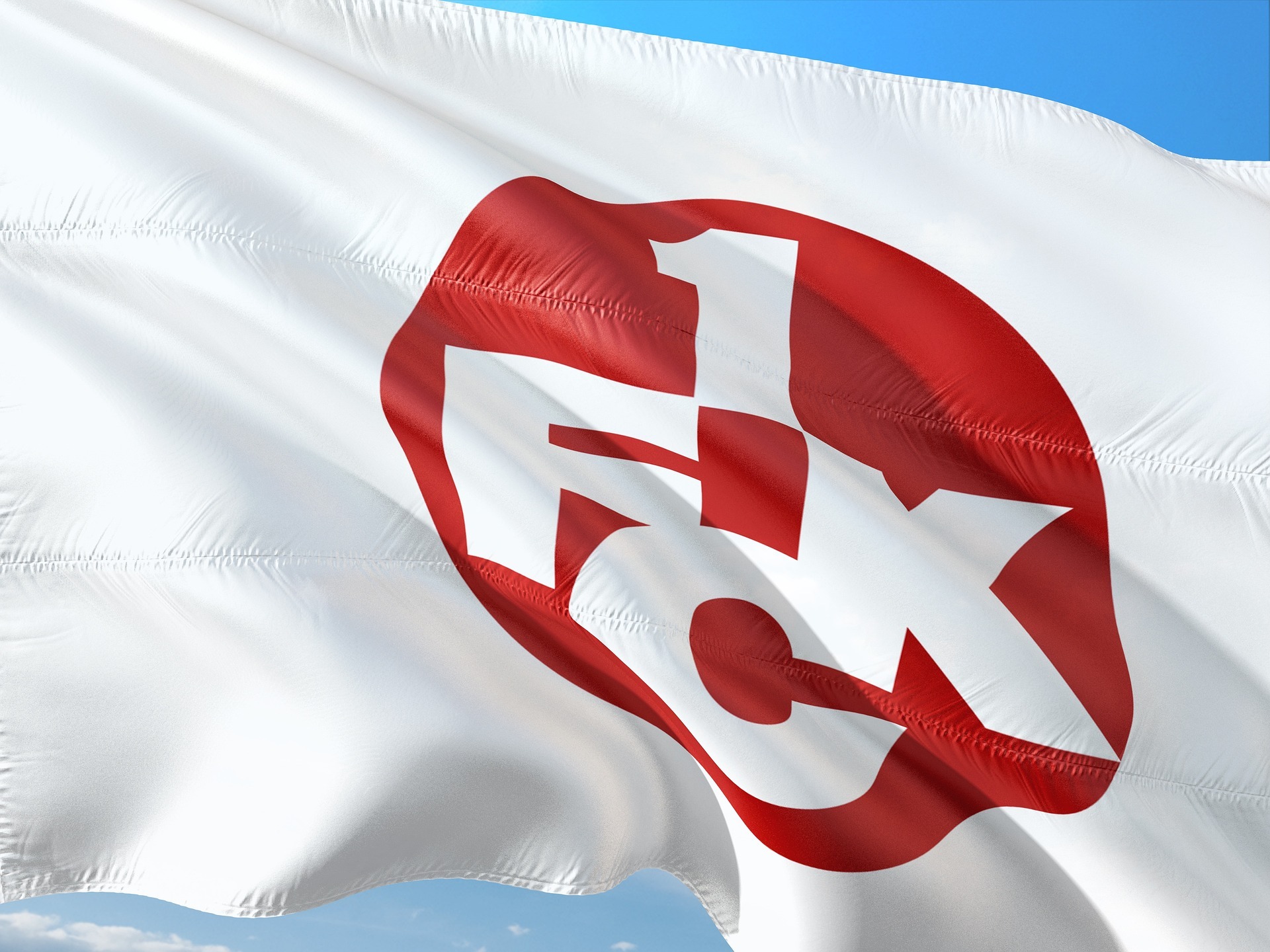 Eine Flagge des 1. FC Kaiserslautern weht im Wind