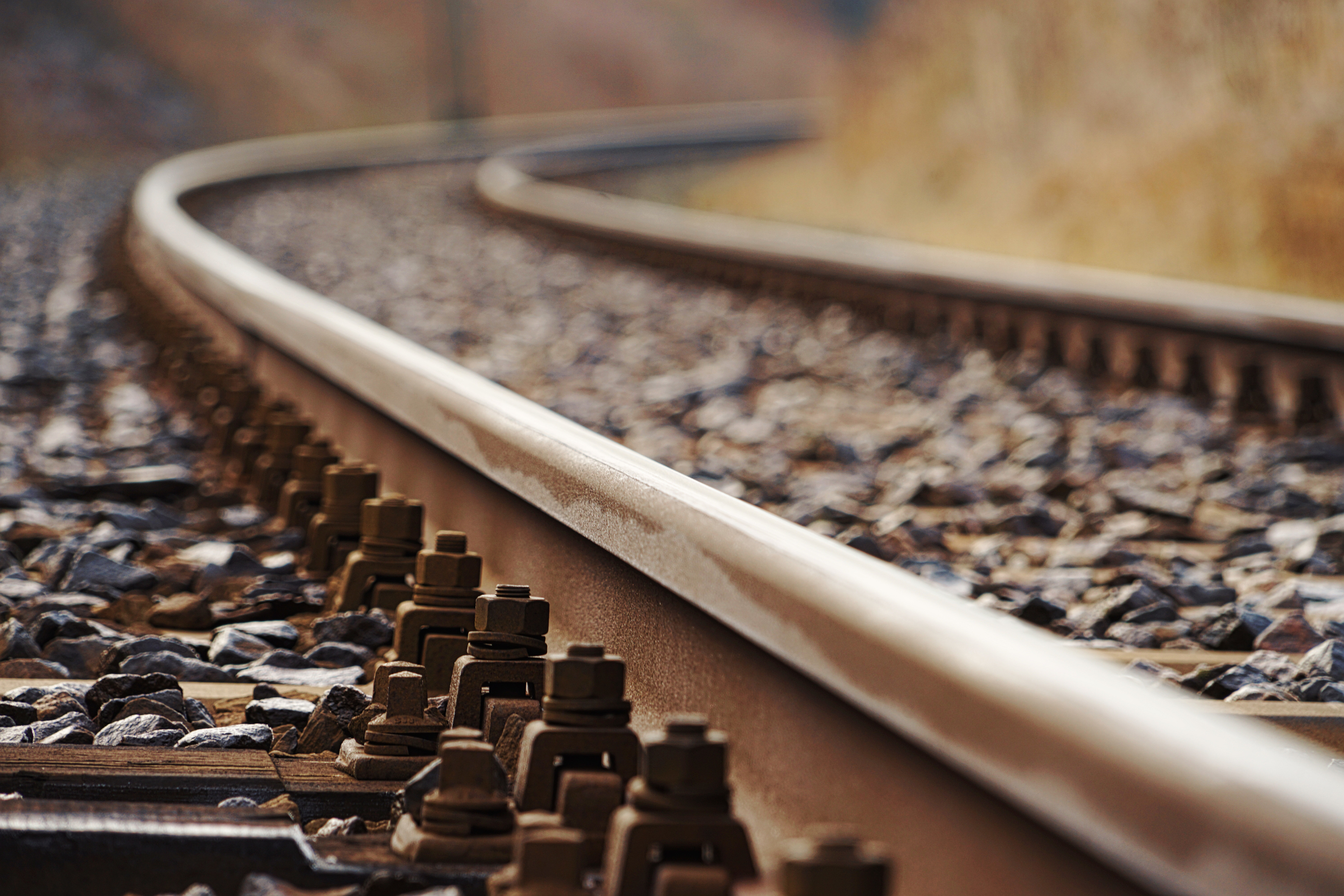 Mädchen im Gleisbereich – Zug muss notbremsen