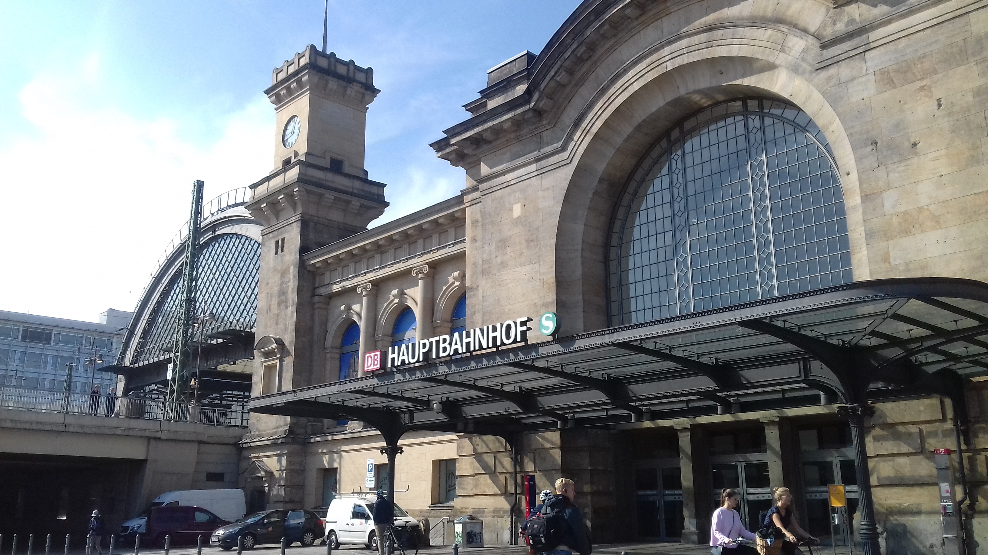 Familie am Dresdner Hauptbahnhof bedrängt