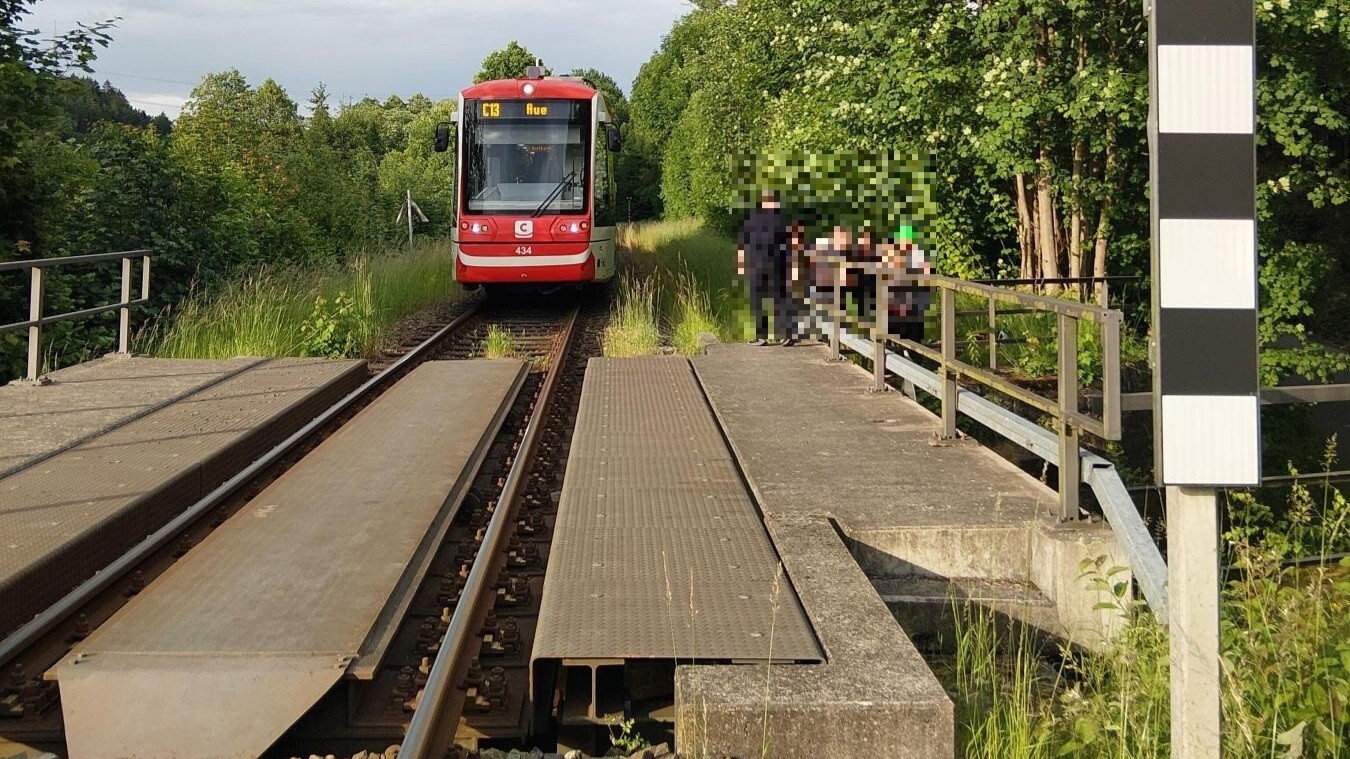 Kinder auf Bahnbrücke: Citybahn bremst