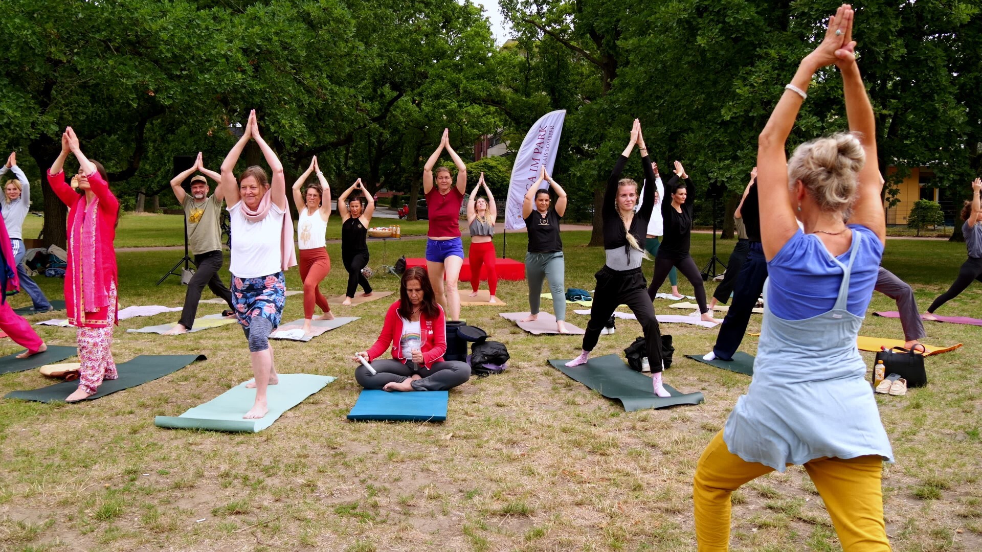 Kostenloses Open-Air-Yoga im Alaunpark