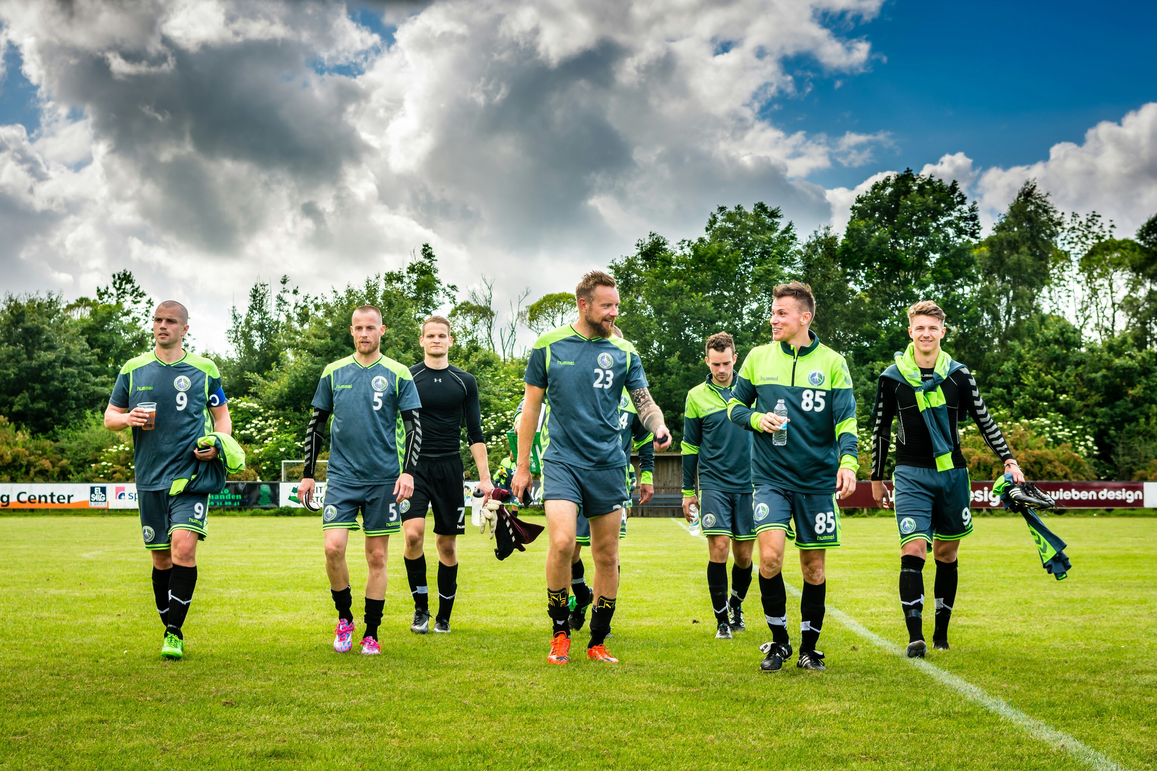 Trikotsponsoring und Stadionnamen: Wie sich die Finanzierung im Profifußball verändert hat