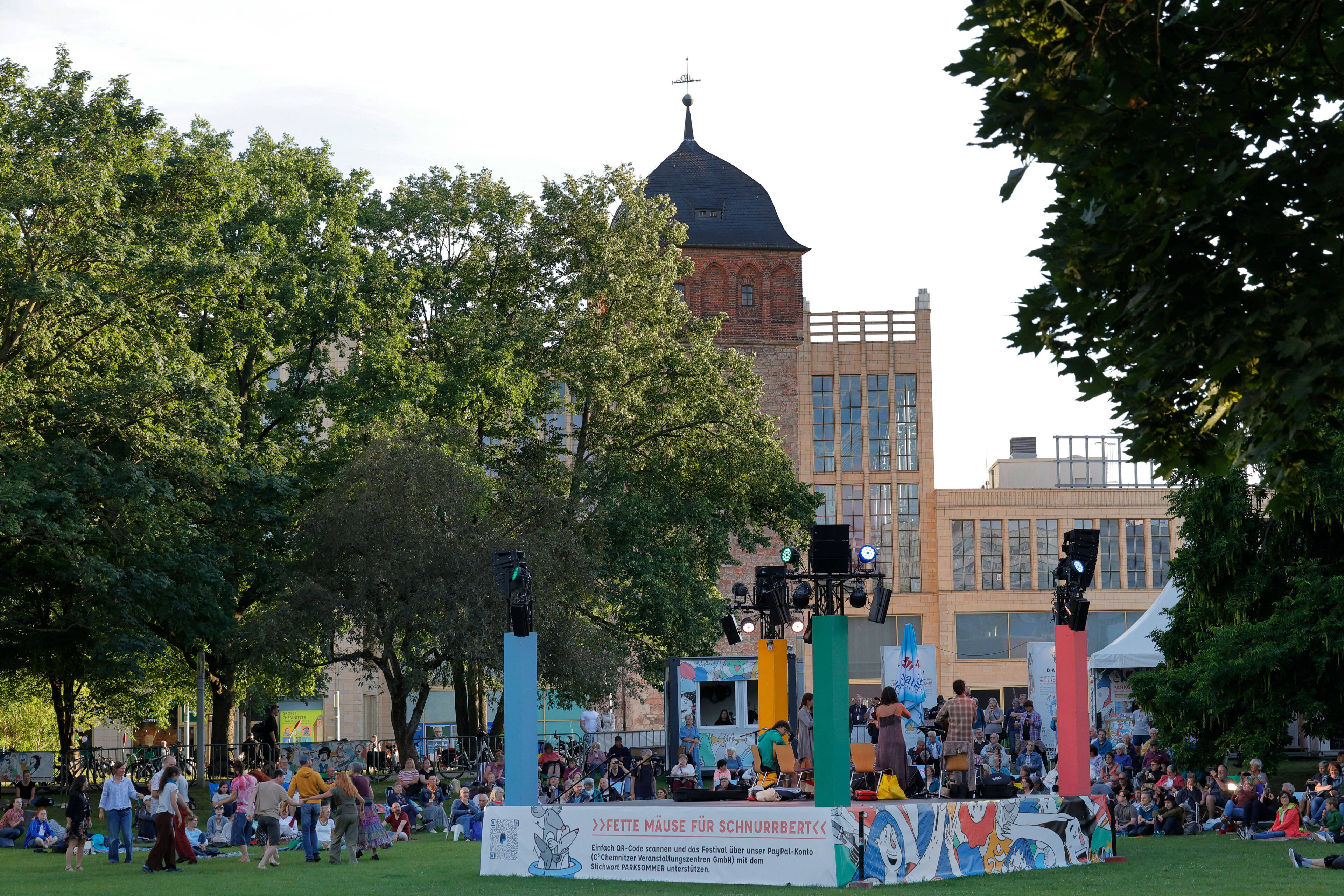 Schnurrbert lädt zum Parksommer-Finale
