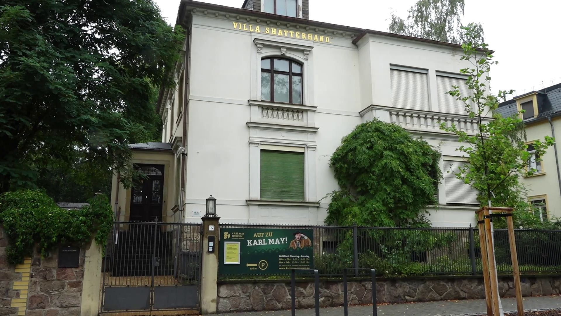 Historische Kostümfigur kehrt ins Karl-May-Museum zurück