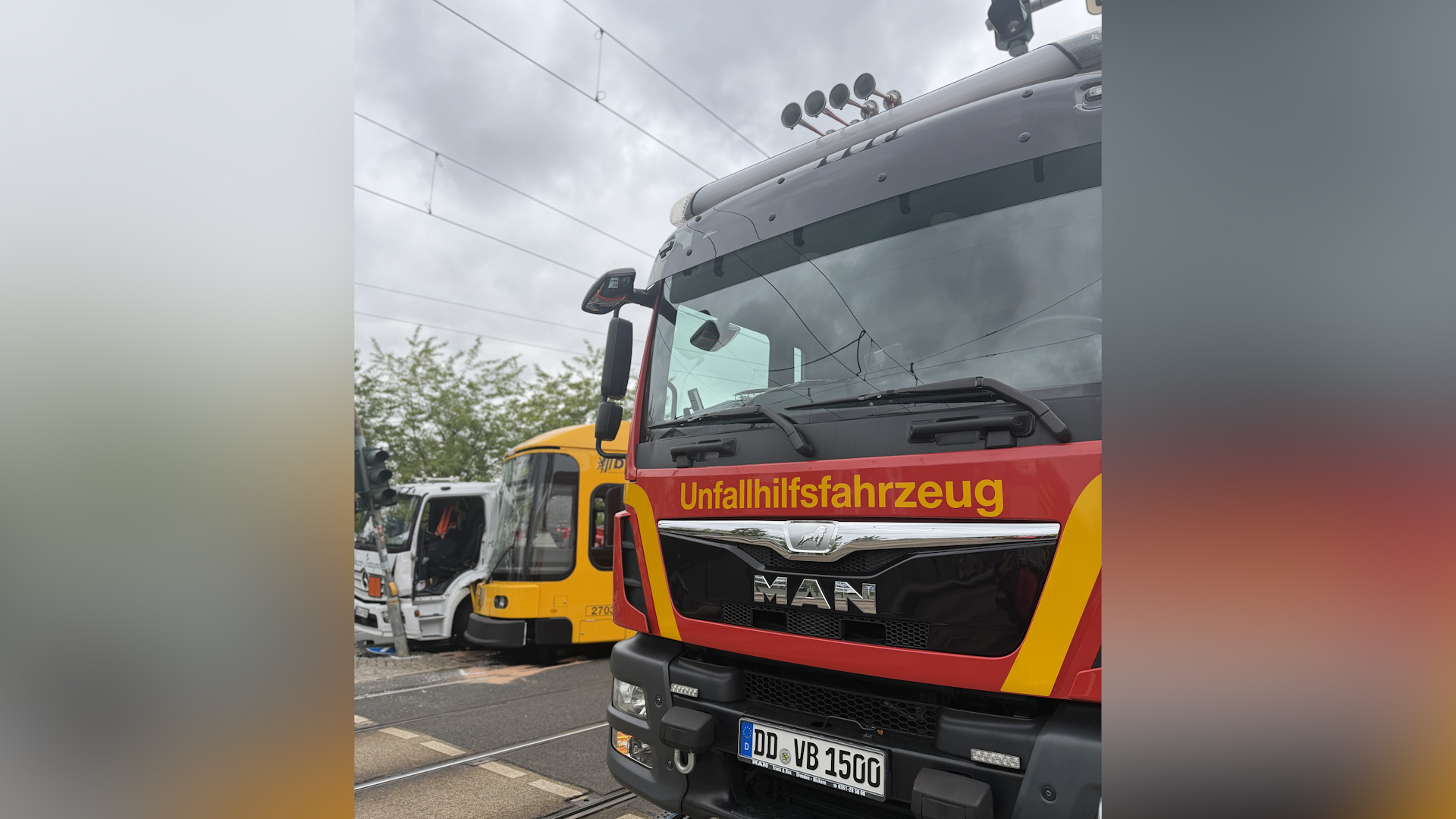 Straßenbahn und Lkw kollidieren in Dresden