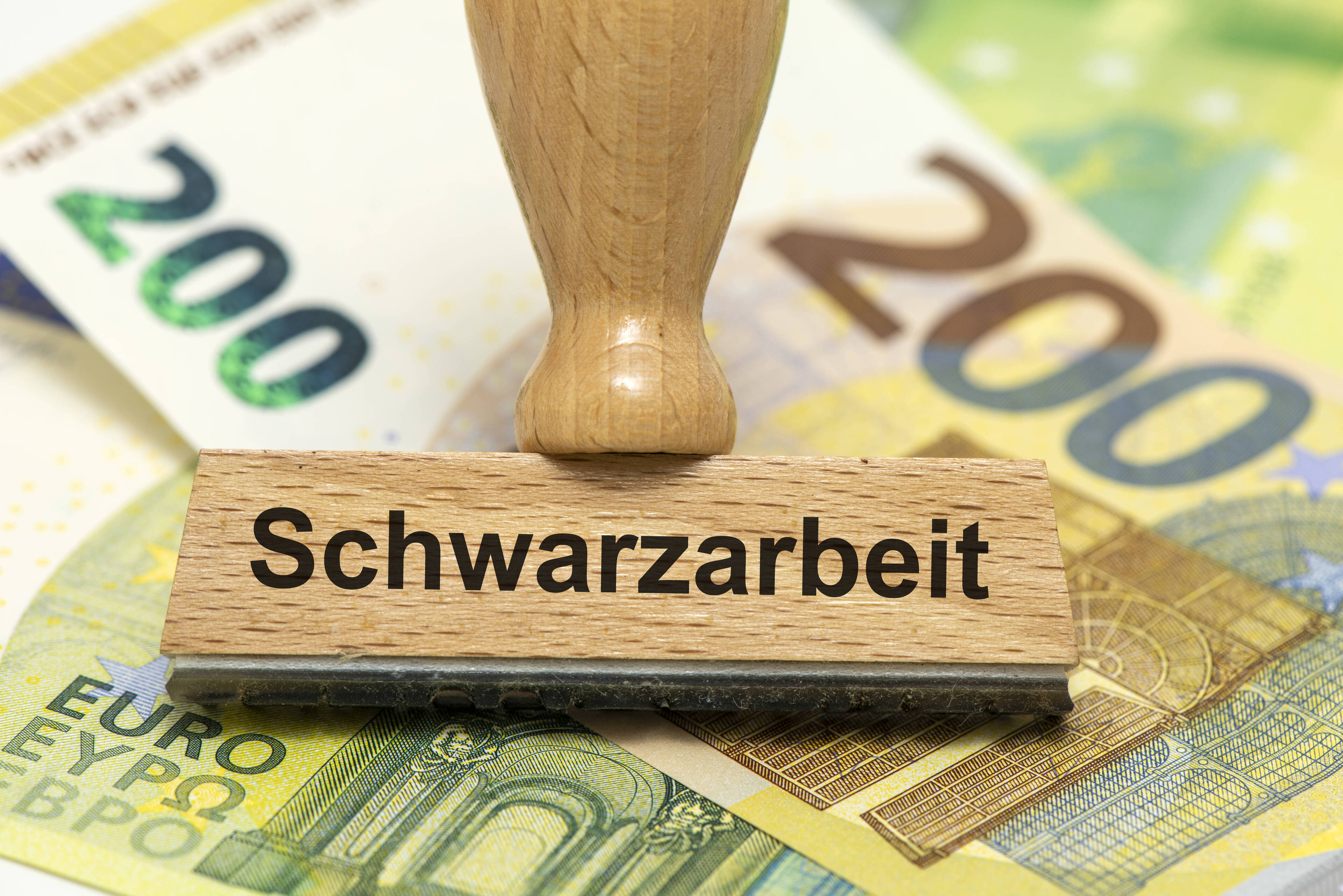Zoll prüft Friseur- und Kosmetikbetriebe